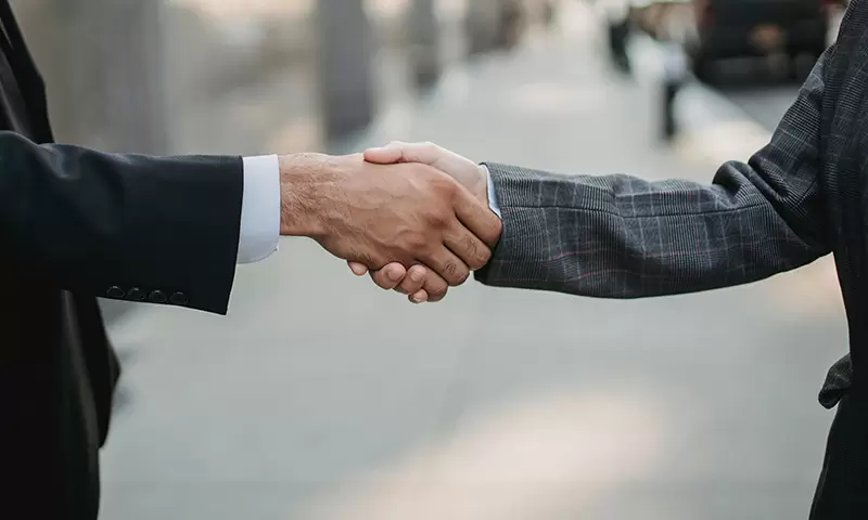 派专人驻扎合作公司十分钟路程内，以便及时处理突发情况